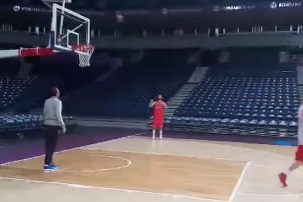 CRVENO-BELA MAGIJA! On nije poznat po šutu za tri, ali kada mu je naš novinar dodao loptu, vezao je 11 komada! (VIDEO)