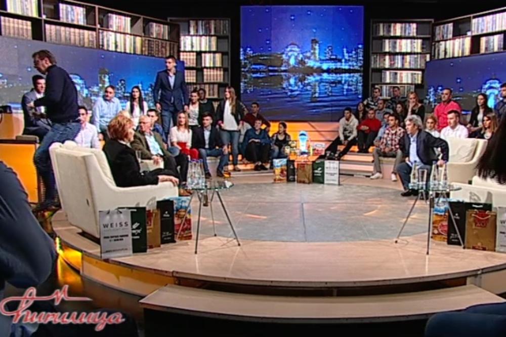 DEČKO PAO U NESVEST USRED EMISIJE: Vučić skočio da mu pomogne, opšti haos u studiju! (FOTO)