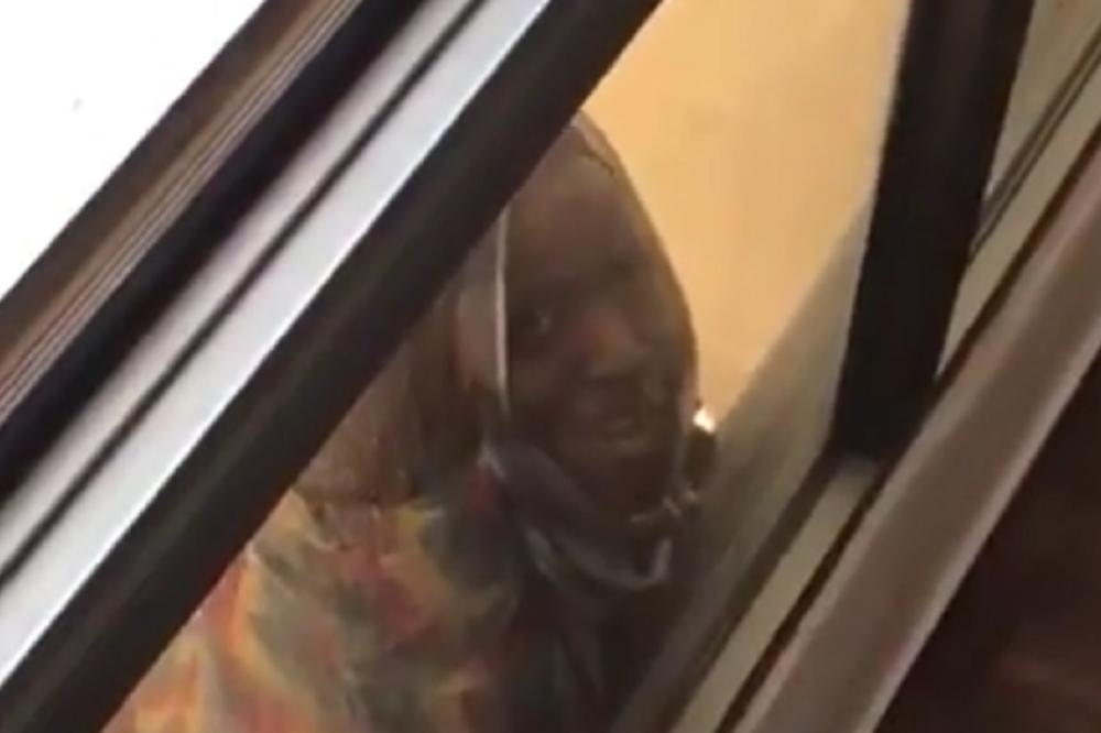 SAMOUBISTVO ILI NE: Žena visila sa terase i tražila pomoć, gazdarica sve snimala! (VIDEO)