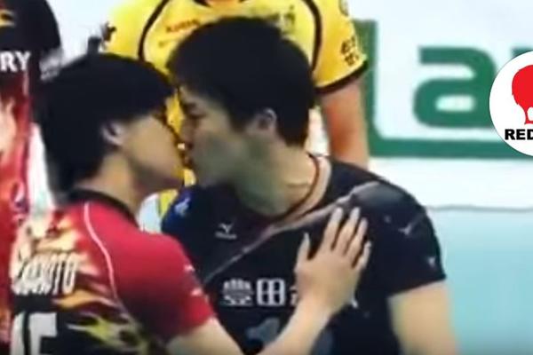 Japanski odbojkaši šokirali svet: Hteli da se potuku, a onda usred meča počeli da se ljube u usta! (VIDEO)