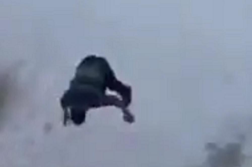 Bizarni Rus prkosi evoluciji: Mrtav pijan skočio na glavu, ali led je pobedio! (VIDEO)