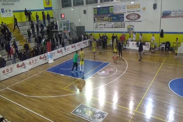 TOTALNI HAOS: Huligani sa palicama uleteli na teren, počela je brutalna tuča, a dok je stigla policija oni već pobegli! (VIDEO)