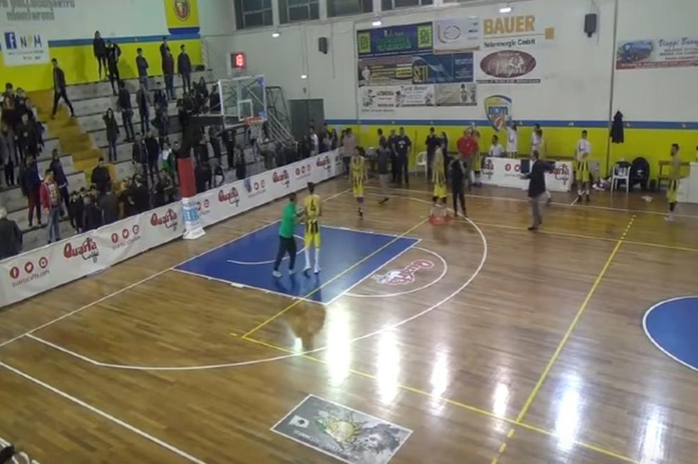 TOTALNI HAOS: Huligani sa palicama uleteli na teren, počela je brutalna tuča, a dok je stigla policija oni već pobegli! (VIDEO)