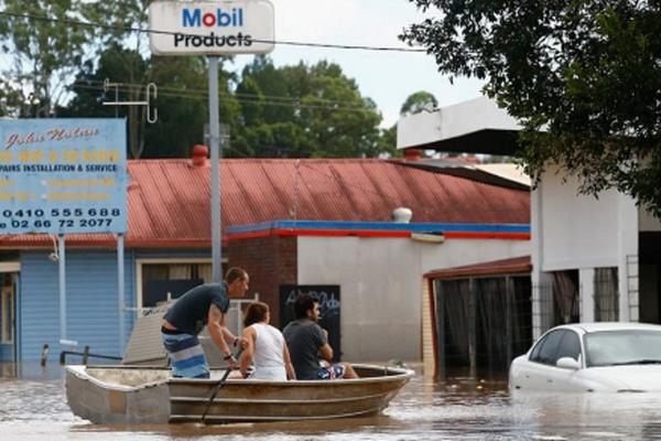 HILJADE LJUDI EVAKUISANO, IMA POGINULIH: Uragan razorio Australiju!