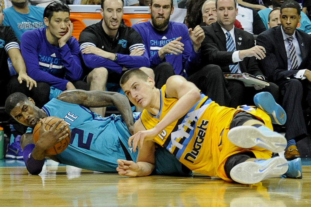 Evo zašto Denver ne zaslužuje plej-of: Zeler je Jokića stavio na poster, a Nikolini saigrači su se oduševili tim potezom! (VIDEO)