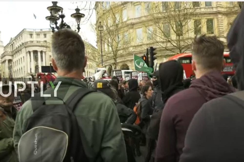 HAOS U LONDONU: Veliki antiislamski protest, sukobi policije i demonstranata! (VIDEO)