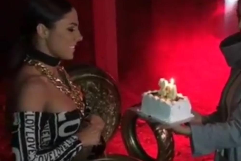 NE GINE VAM POSETA URGENTNOM: Od rođendanskog stajlinga Sandre Afrike, imaćete problema s očima, pritiskom, disanjem... (FOTO) (VIDEO)