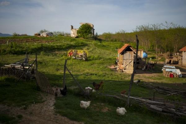 ALBANCI PROTESTOM DOČEKALI SRBE: Neće povratnike u svom selu!