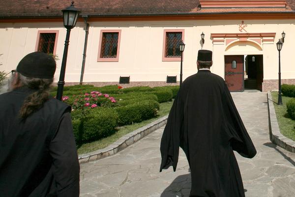 RASULO U MILEŠEVSKOJ EPARHIJI Pijani popovi pevali i tukli se u kafiću!?