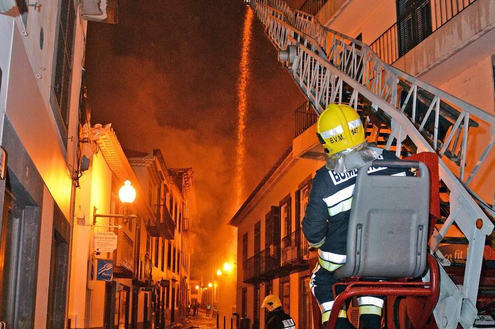 PA OVOGA NI U SRBIJI NEMA: Vatrogasac podmetao požare za 10 evra na sat!