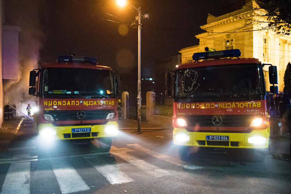 BUKNULA VATRA U STANU! Požar u Novom Sadu, povređen muškarac (50)