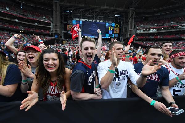 TOTALNA LUDNICA U NCAA! Dva polufinala za infarkt, poznato je ko će odmeriti snage u finalu! (VIDEO)