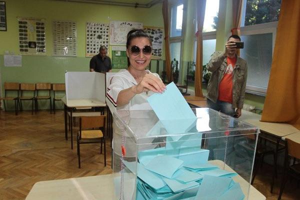 SVI ISTO OBUČENI: Ceca i deca šokirali svojom pojavom na glasačkom mestu na Dedinju! (FOTO)