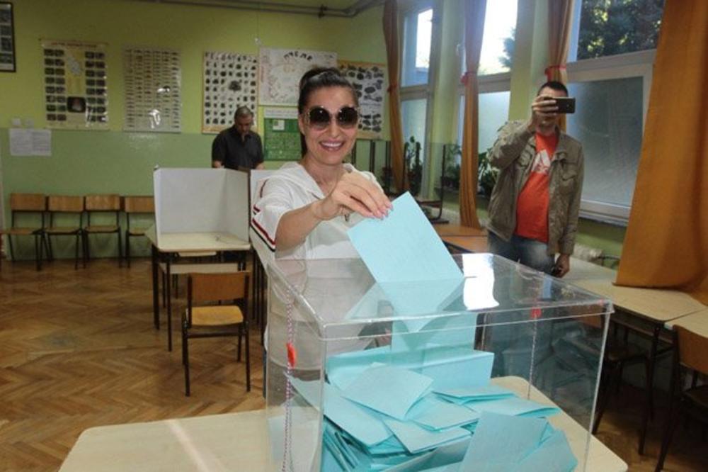 U OPUŠTENOM DUKSU I FARMERKAMA: Ceca glasala na Dedinju i zaokružila svog kandidata! (FOTO)(VIDEO)
