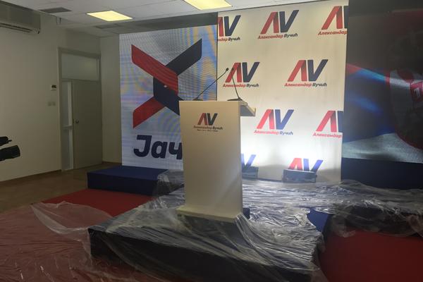 RAZBIJEN PROZOR NA PROSTORIJAMA SNS: "Ovo je napad na Aleksandra Vučića", tvrde naprednjaci