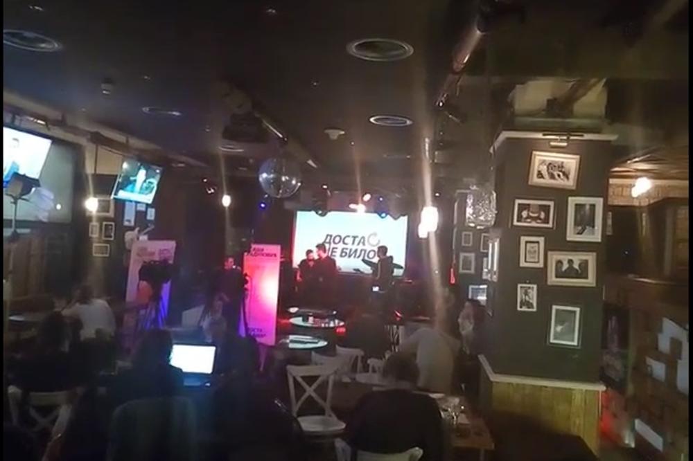 NAJTUŽNIJI PRIZOR IZBORA 2017: Kod Radulovića muzika svira u PRAZNOM KAFIĆU! (VIDEO)