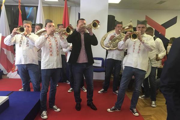 OVAKO SNS SLAVI POBEDU VUČIĆA: Šampanjac, trubači, suze i vatromet! (VIDEO) (FOTO)