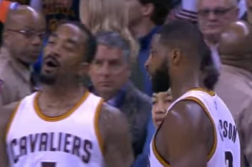 Sve je prštalo u Klivlendu! Umalo tuča Lebrona i Tompsona! (VIDEO)