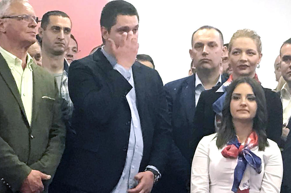 Vučić govori, Danilo briše suze, a tata Anđelko ponosno gleda u sina! OVO JE NAJEMOTIVNIJI TRENUTAK IZBORA 2017! (VIDEO) (FOTO)