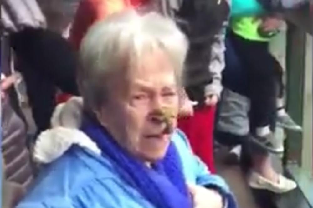 Pravo u centar: Šimpanza pogodio baku izmetom, a ona je ostala hladna kao špricer! (VIDEO)