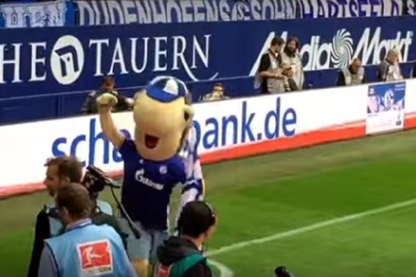 Maskota Šalkea se zgazila od alkohola i pravila skandale na derbiju sa Borusijom! (VIDEO)