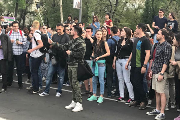Stotine ljudi na ulicama, zatvoren centar Beograda: Održan veliki protest, bilo skandiranja, psovki i zvižduka! (FOTO) (VIDEO)