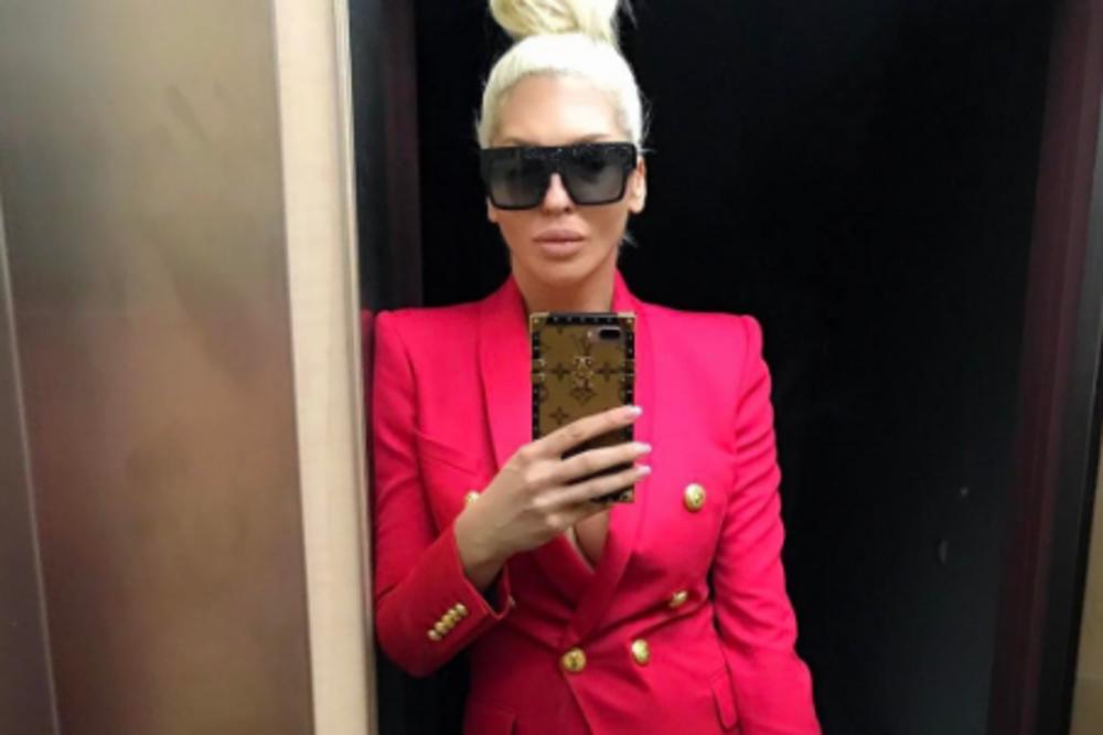 I JK U CRNINI NA IZBORIMA: Posle Macure, Karleuša se OVAKVA pojavila na glasanju! (FOTO)