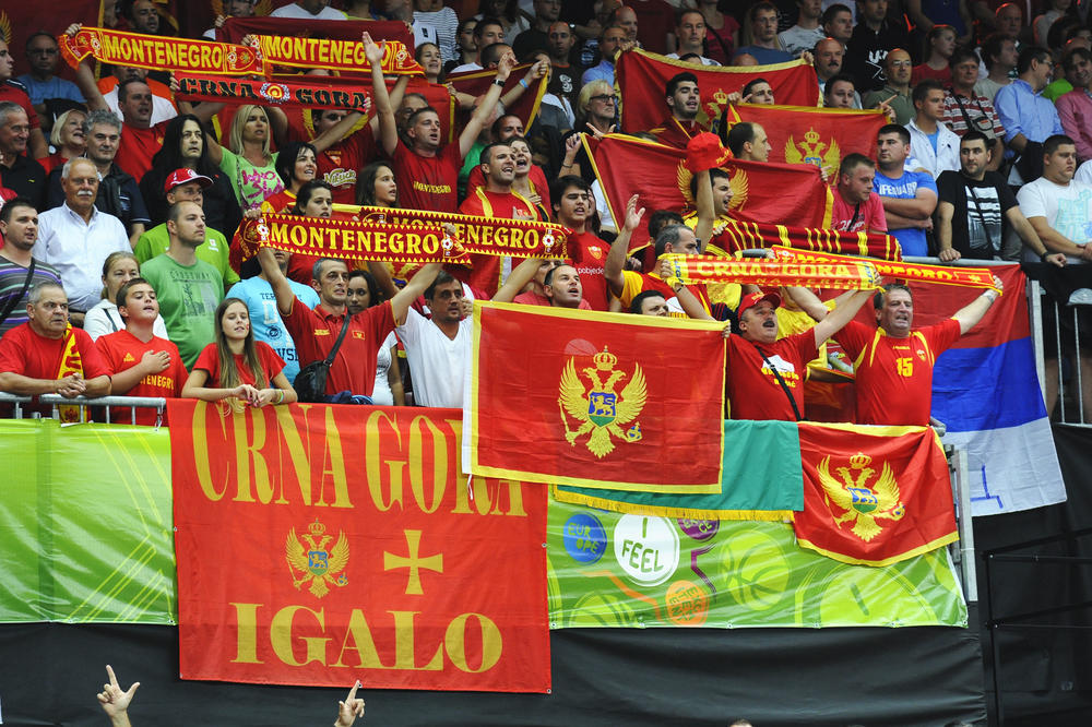 ĐE HRABROST I ČOJSTVO DOSTIŽU VRHUNCE: Crnogorski navijači istakli prvi transparent na utakmici!