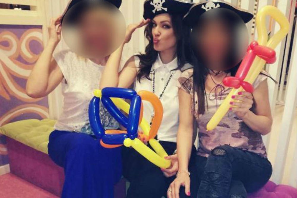 Koja vam se više dopada - CRNA ILI PLAVA? Ovo su sestre Nine Radulović i obe su lepotice! (FOTO)