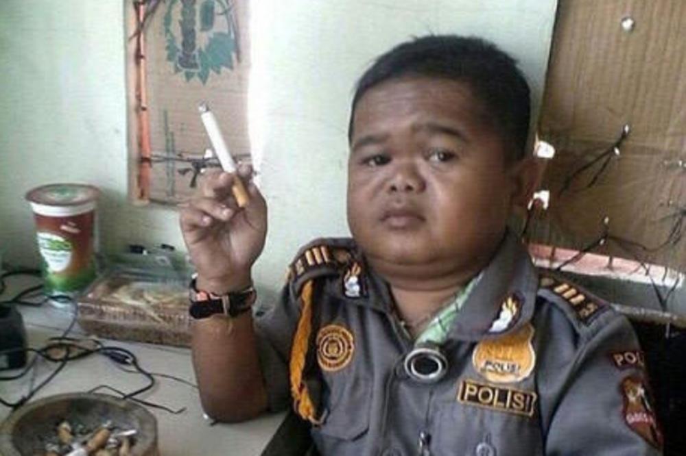 Koliko ima godina, 10 ili 45? Fotka ovog policajca zaludela je društvene mreže! (FOTO)