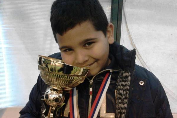 DULE RAZBIJA SVE PREDRASUDE I OSVAJA SRCA! Mali Rom je najbolji đak, svira dva instrumenta, igra fudbal i niže medalju za medaljom!