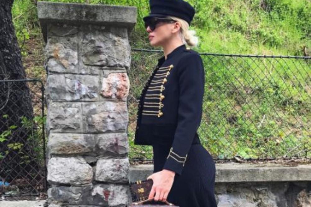 KARLEUŠA JE ISTA TETKA! Ovo je mlađa sestra njene majke na koju JK baš liči! (FOTO)