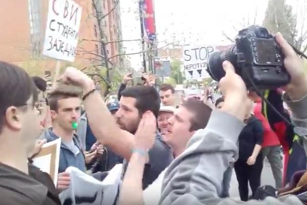 TUČA NA PROTESTU U NOVOM SADU: Provocirao studente, cepao transparente, pozivao na kamenovanje, na kraju RADILE PESNICE! (VIDEO)