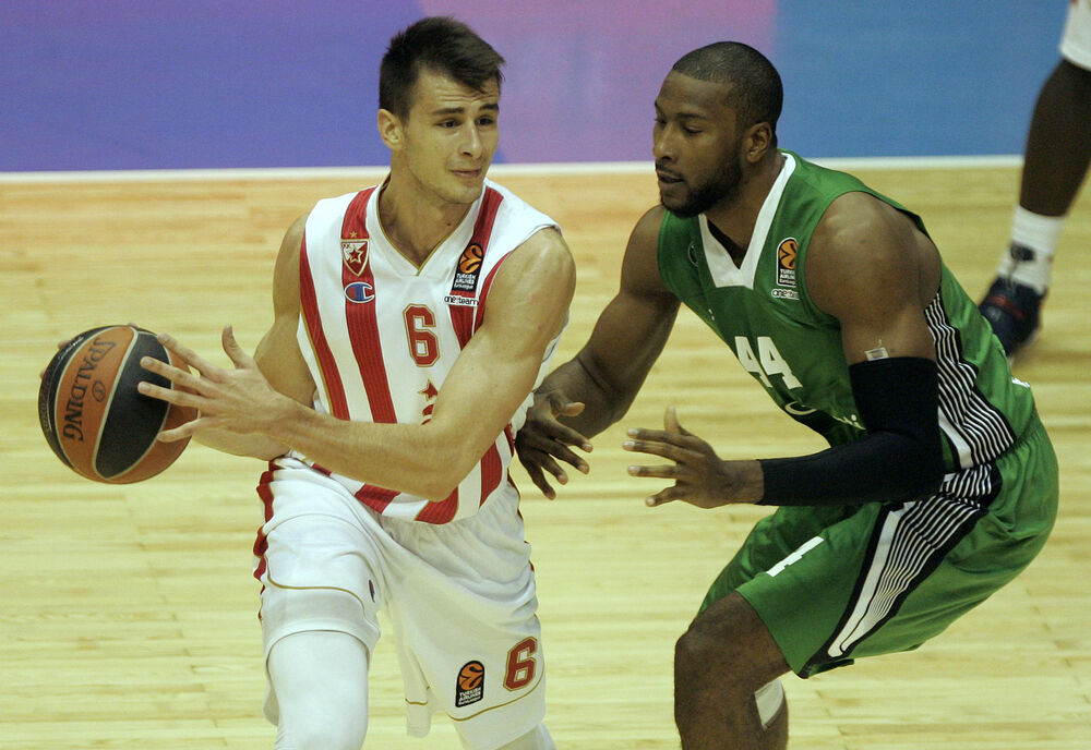 Nemanja Dangubić na meču Evrolige protiv Unikahe