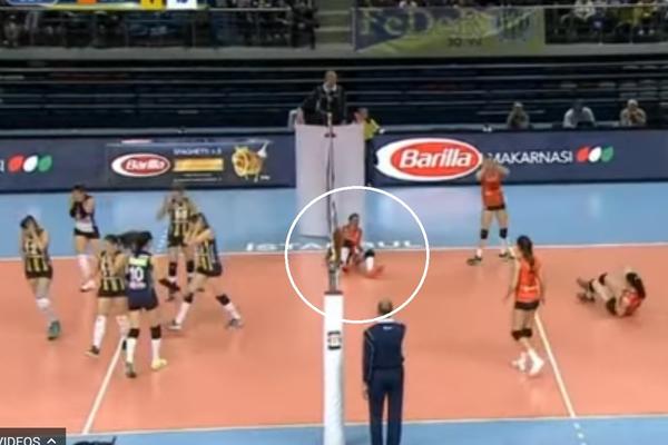 HOROR: Najgora povreda u istoriji odbojke! ČAK SU I PROTIVNICE VRISNULE OD UŽASA! (VIDEO)