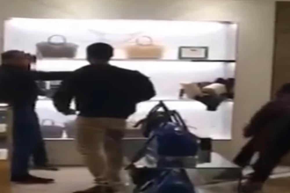 POBILI SE ZBOG ŽENSKIH TORBICA! Urnebesna tuča ovih "mačo" likova dovešće vas do suza! (VIDEO)
