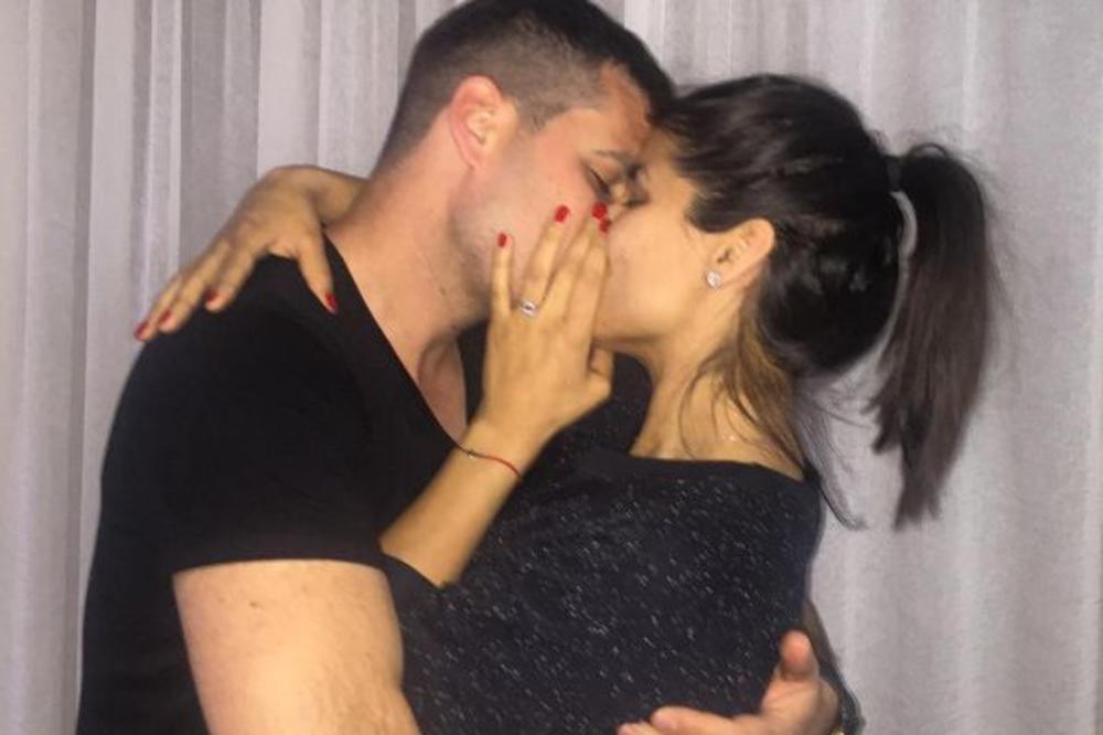 NOVA PRINOVA NA ESTRADI! Lepotica iz GRANDA trudna,  i to sa pevačem! (FOTO)