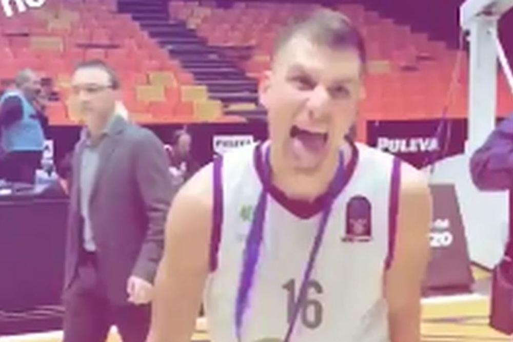 Srpski hit odjekivao u avionu Unikahe: Nedovićeva devojka sa Omićem pravila šou, a Nemanju je iznenađenje sačekalo na aerodromu! (VIDEO)