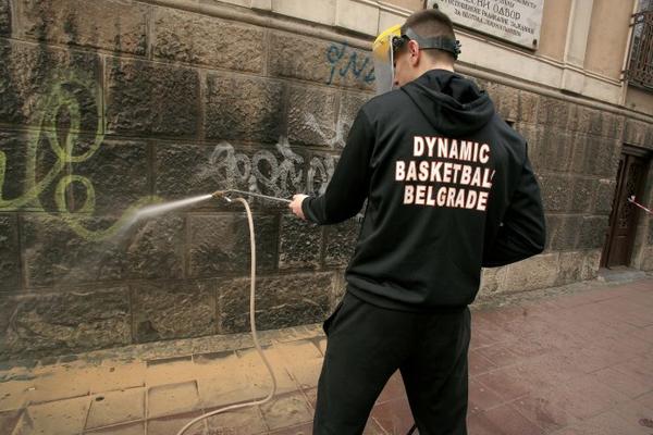 Na terenu su zveri, a komšije su za primer! Mutini košarkaši čiste ulice po centru Beograda! (FOTO)
