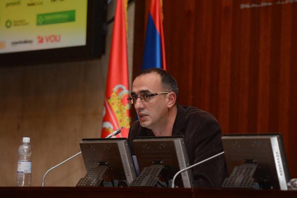 KOLIKO SI DOBIO OD SOROŠA DA RUŠIŠ SRBIJU?! Novinar Gruhonjić objavio identitet osobe koja mu je pretila smrću!