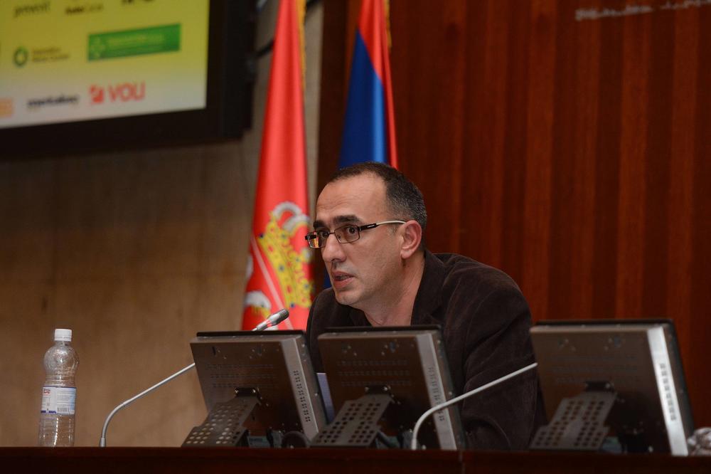 KOLIKO SI DOBIO OD SOROŠA DA RUŠIŠ SRBIJU?! Novinar Gruhonjić objavio identitet osobe koja mu je pretila smrću!