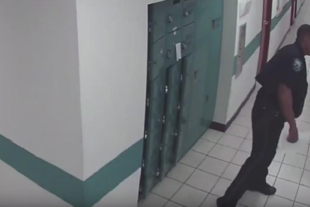 OPASAN BAJA? Ovamo uniforma i nagruvani mišići, a onda pobegne kad vidi OVO! (VIDEO)