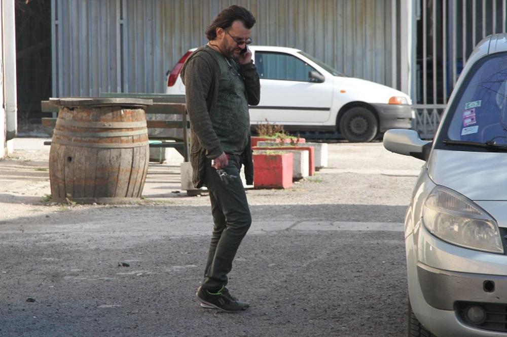 Aca Lukas poludeo što mu je pauk podigao auto! Pogledajte kako preti i psuje! (VIDEO)