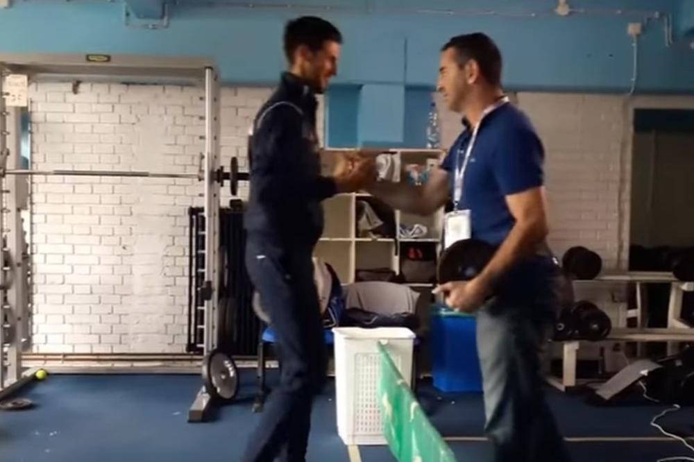 Đoković u pauzi između treninga izmislio novu vrstu tenisa! Igra se u teretani, stubovi su kante za smeće, a reketi... (VIDEO)