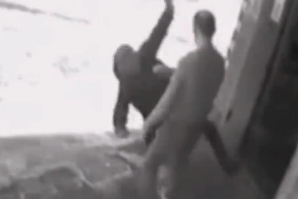 HULIGANI SU ŠUTIRALI VRATA PRODAVNICE: Kako su mogli da znaju da je vlasnik DŽUDISTA? (VIDEO)