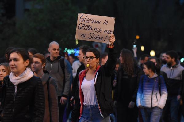 TOPOVSKIM UDAROM NA DEMONSTRANTE U NOVOM SADU! Nepoznata grupa napala kolonu, POVREĐENA DEVOJKA! (FOTO)