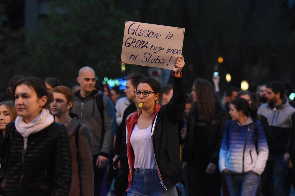 TOPOVSKIM UDAROM NA DEMONSTRANTE U NOVOM SADU! Nepoznata grupa napala kolonu, POVREĐENA DEVOJKA! (FOTO)