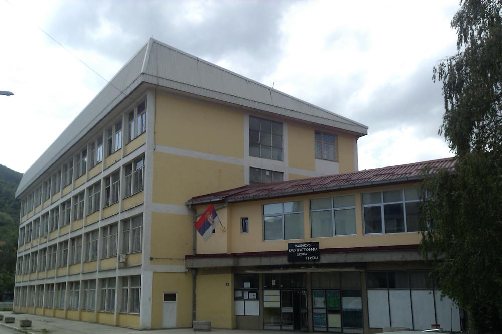 UČENICA (17) PALA SA DRUGOG SPRATA ŠKOLE: Tragedija u Priboju izbegnuta za dlaku!