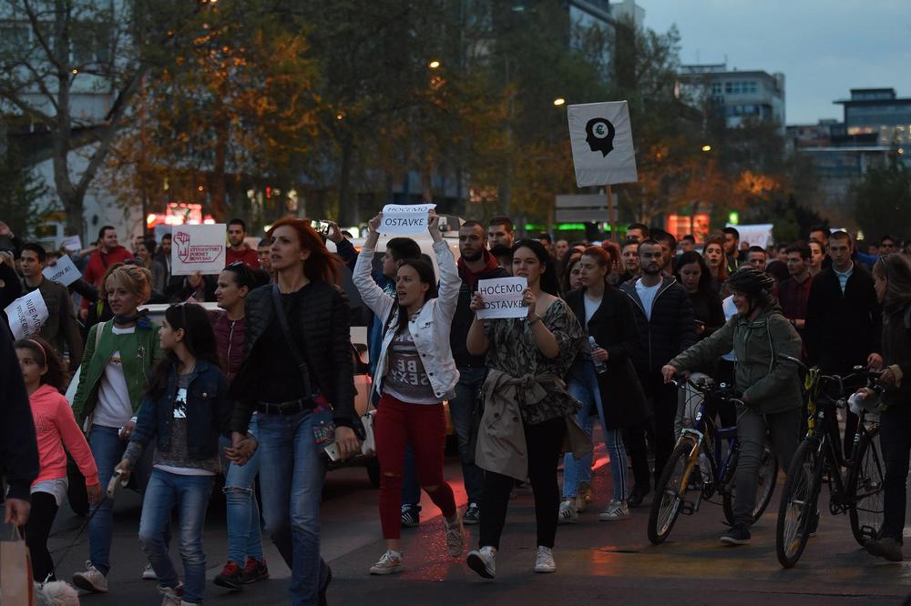 TOKOM PROTESTA U NS ISKLJUČILI SU JAVNU RASVETU! Studenti su šetali u mrklom mraku, a onda su svi upalili mobilne telefone! (FOTO)