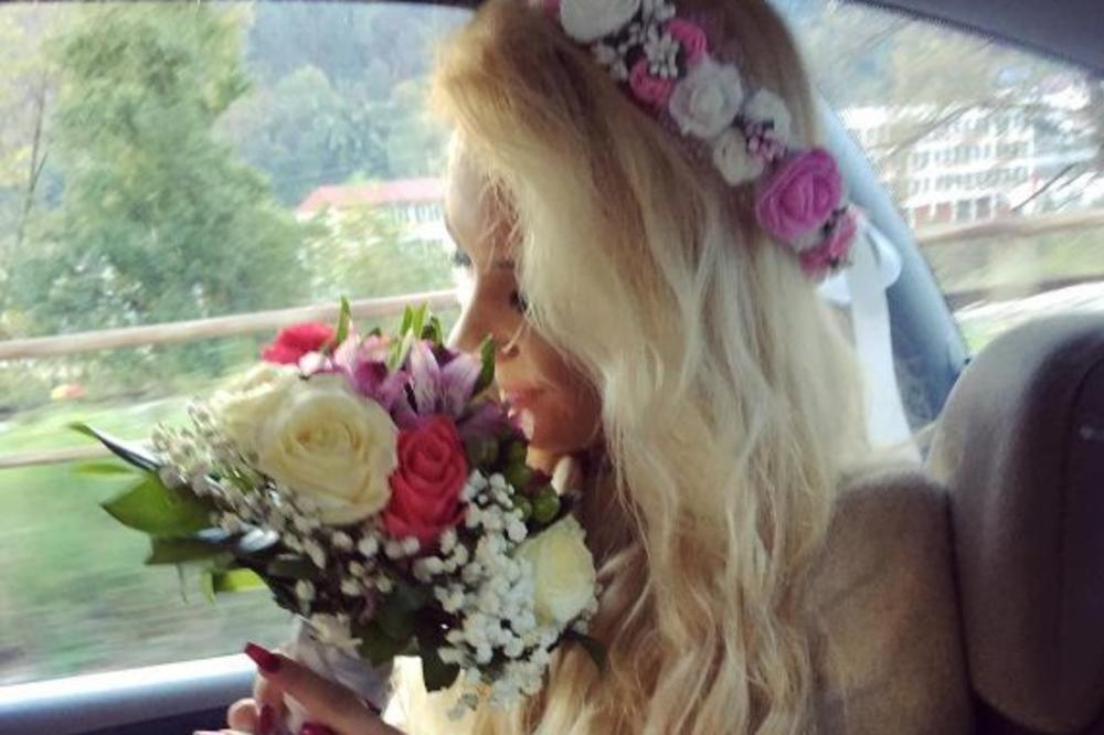 I, NE KAJE SE : Pinkova zvezda u vezi sa oženjenim muškarcem?! (FOTO)